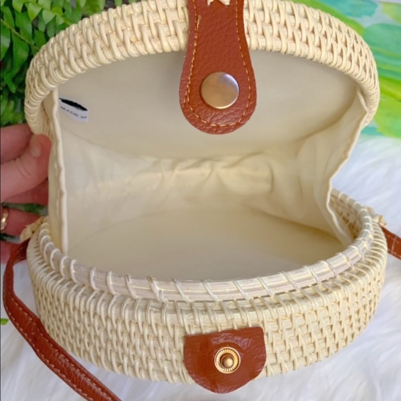 Hand Woven Shell Crossbody - Picture 5 of 10